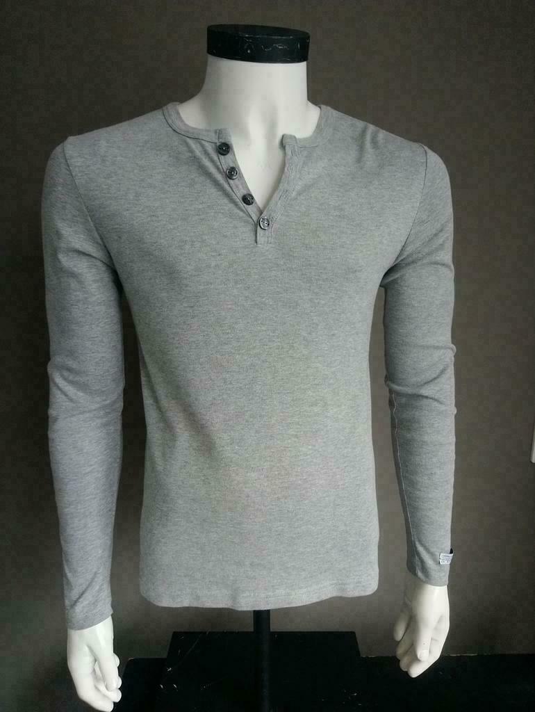 J.C.RAGS Longsleeve with V-neck and buttons. Gray. Size S