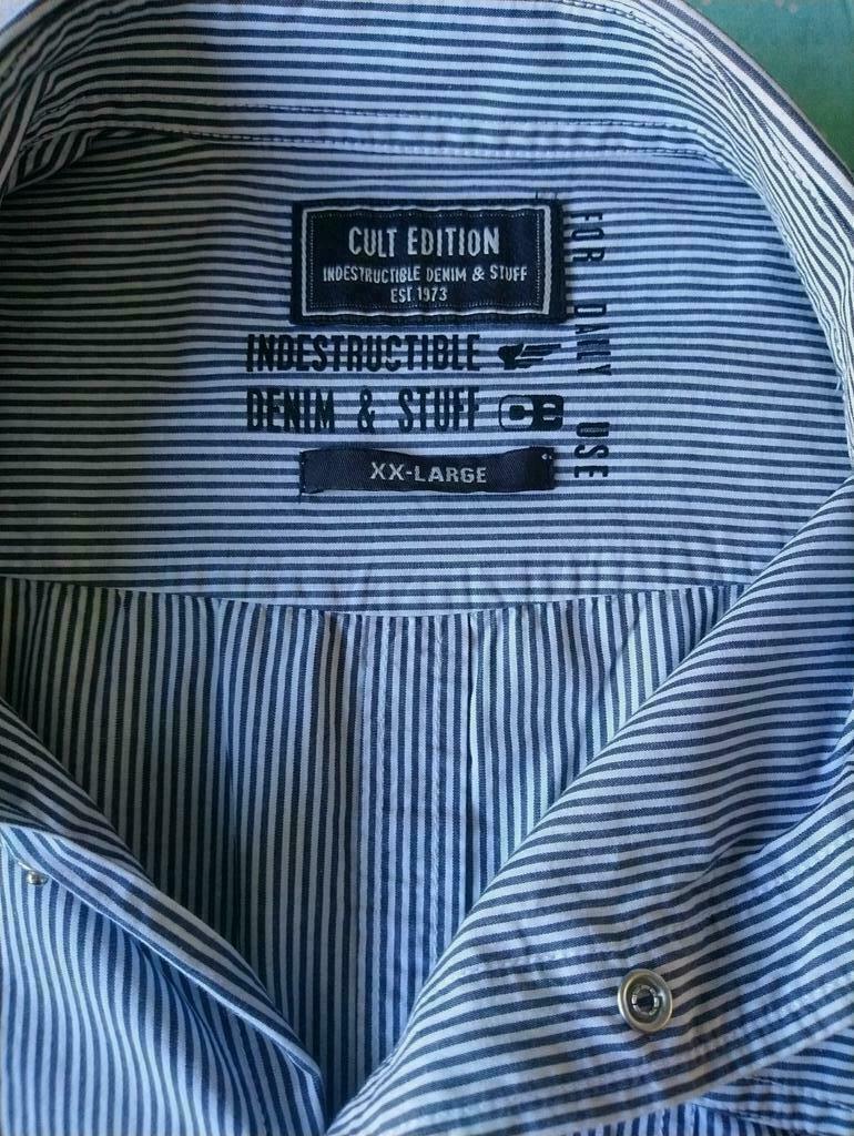 Maniche corte della camicia della maglietta del cult Edition. Grigio bianco a strisce. Taglia XXL.