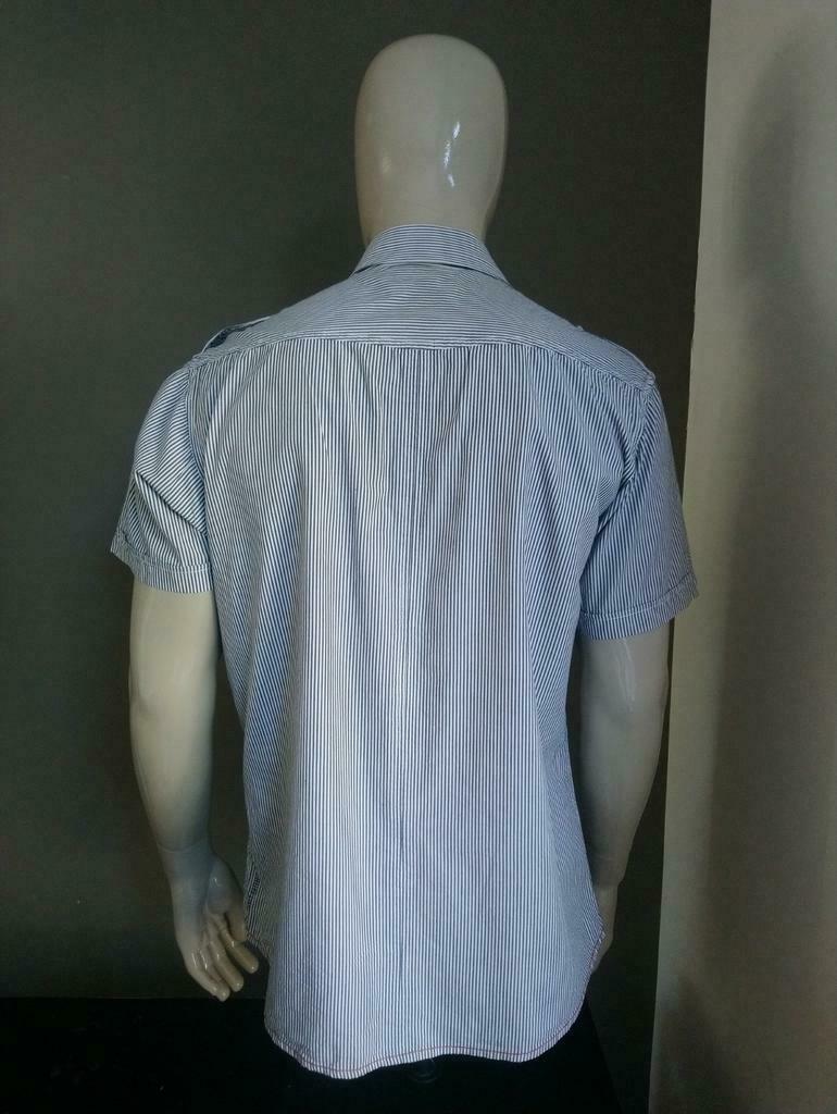 Maniche corte della camicia della maglietta del cult Edition. Grigio bianco a strisce. Taglia XXL.
