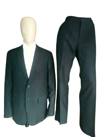 Schöner schwarzer glänzender gestreifter Anzug. Größe 52. Regelmäßige Passform.