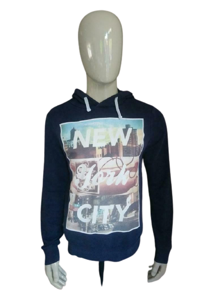 H&M Hoodie. Donker Blauw met opdruk. Maat M.
