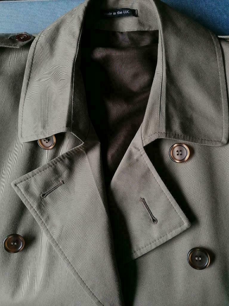 Vintage St.Michael 80's Trenchcoat / lange jas. Beige gekleurd. Maat L.