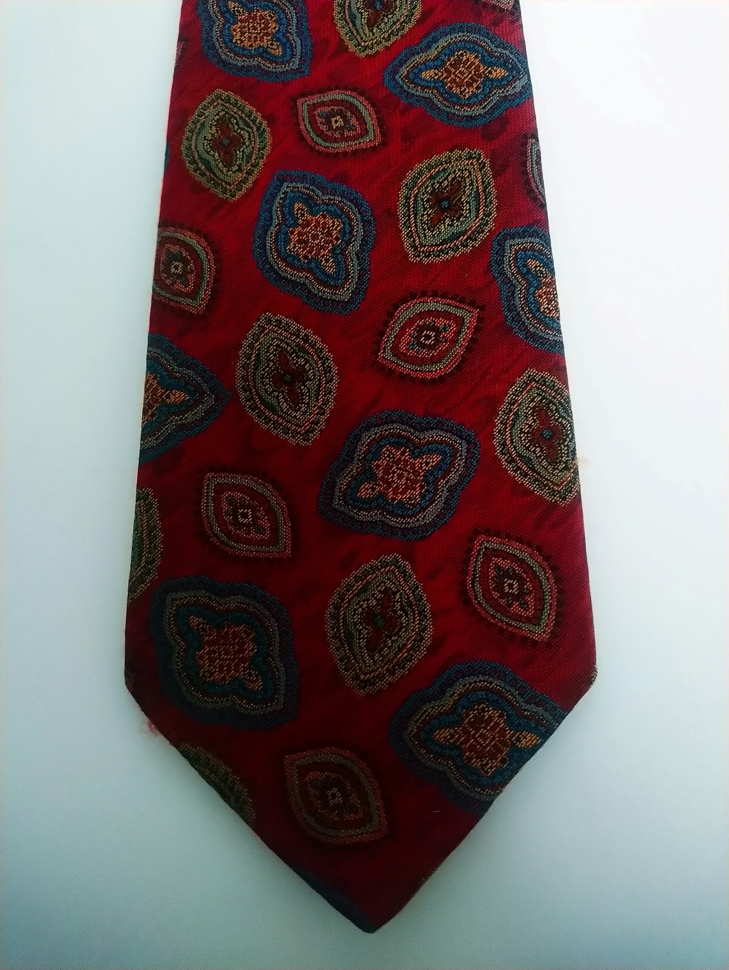 Vintage stropdas. Bordeaux motief. Polyester.