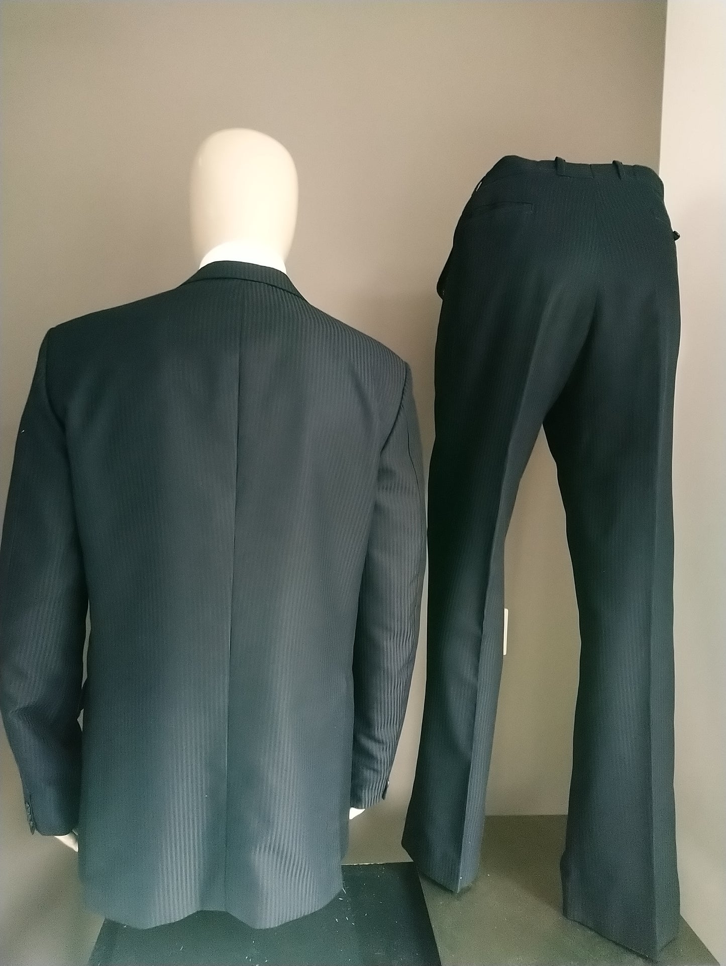 Schwarzer glänzender gestreifter Anzug. Größe 52. Regelmäßige Passform