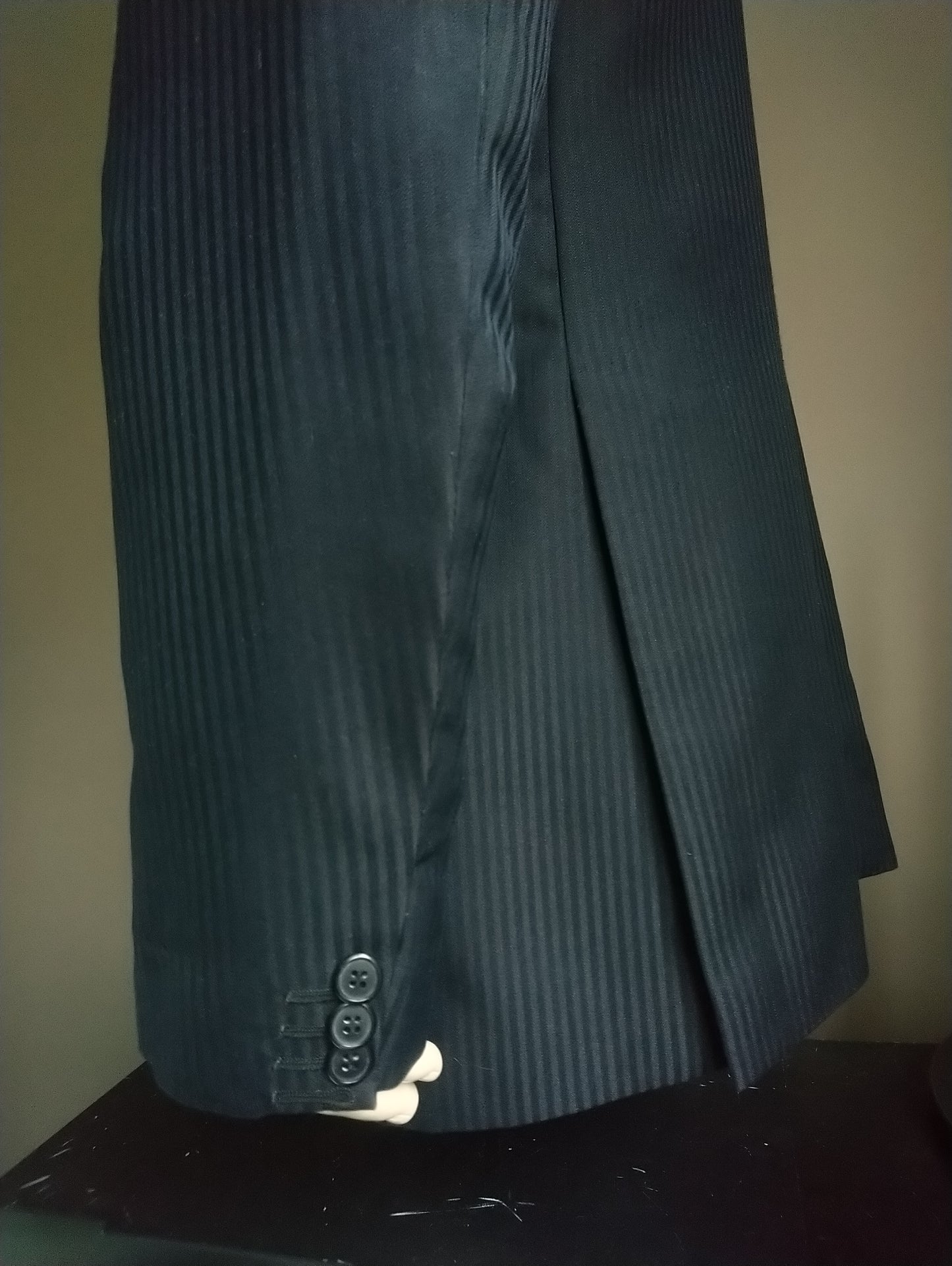 Schwarzer glänzender gestreifter Anzug. Größe 52. Regelmäßige Passform
