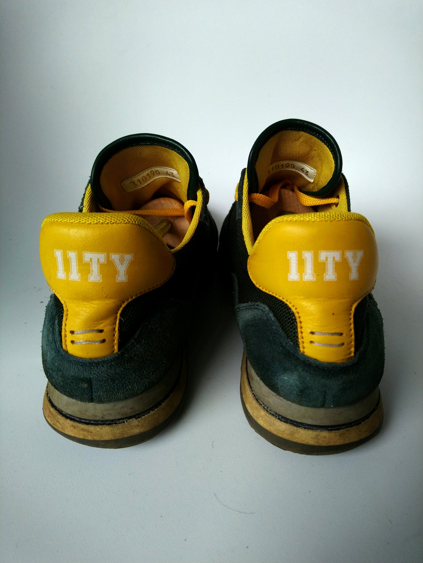 Sneakers Eleventy / 11ty. Couleur jaune vert foncé. Taille 43.