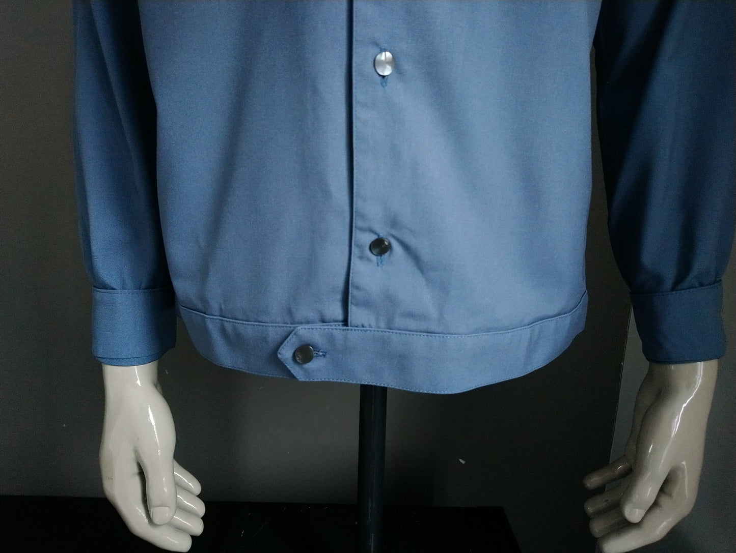Chemise vintage des années 70 avec collier ponctuel. Couleur bleue. Taille L.