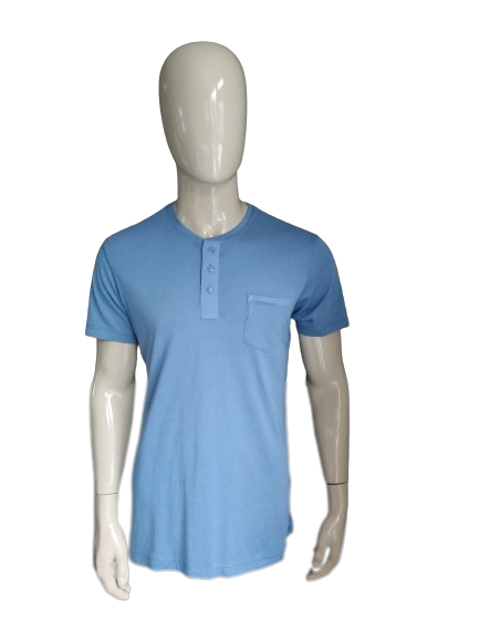 Jockeyhemd mit Knöpfen. Blau gefärbt. Größe L.