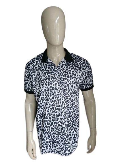 Polo con estampado animal. Color gris negro blanco. Talla XL.