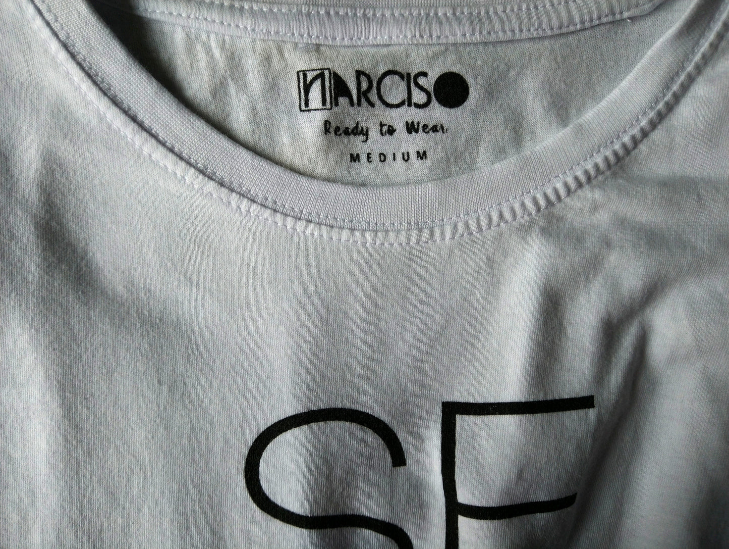 Narciso ist bereit, Hemd zu tragen. Weiß mit Druck. Größe M.