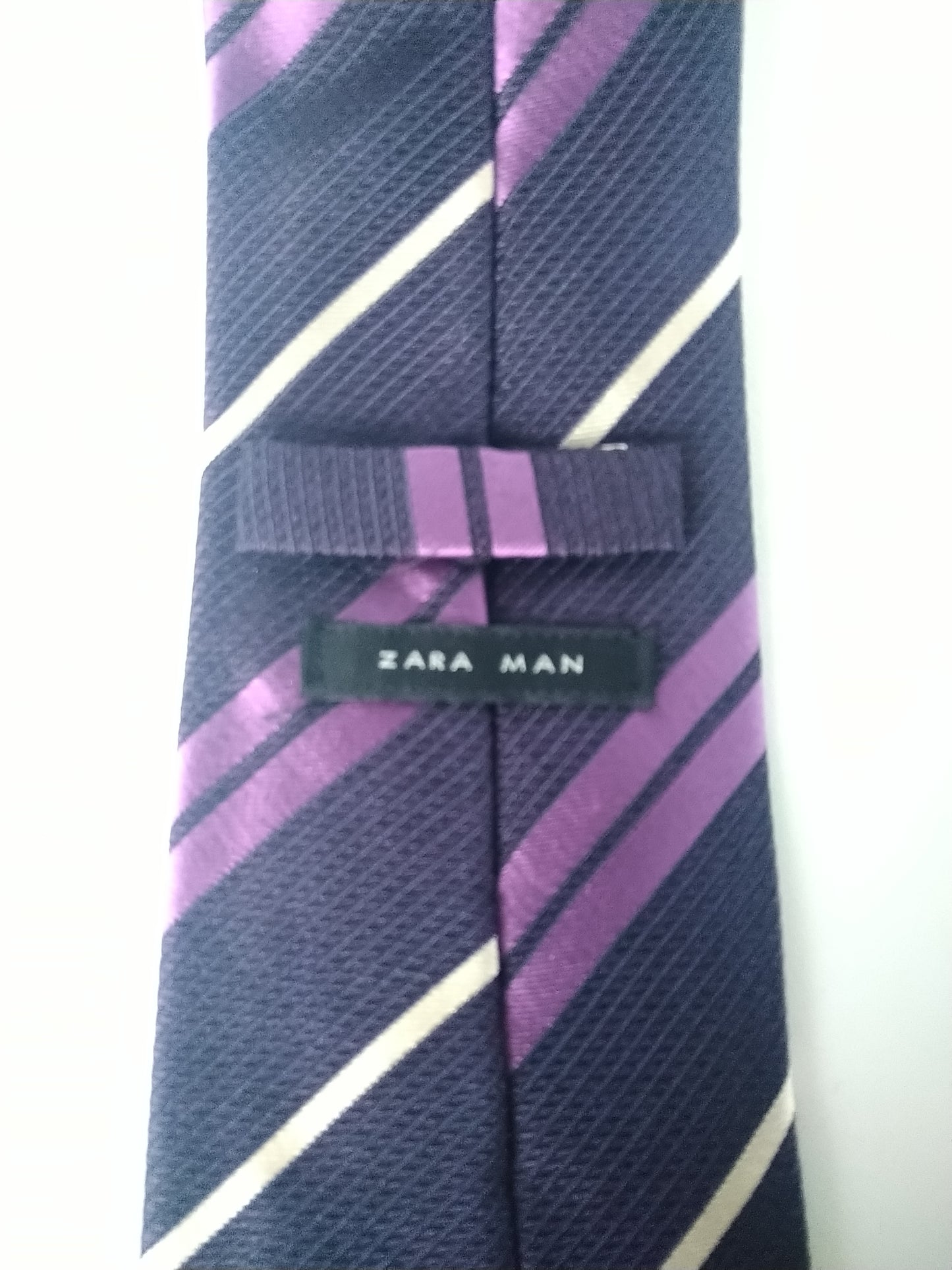 Zara Man stropdas. Paars wit motief. 100% zijde.