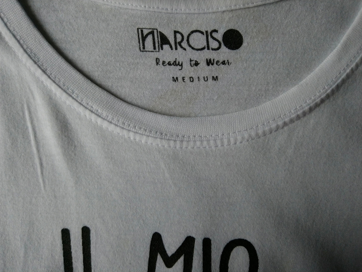 Narciso ist bereit, Hemd zu tragen. Weiß mit Druck. Größe M.