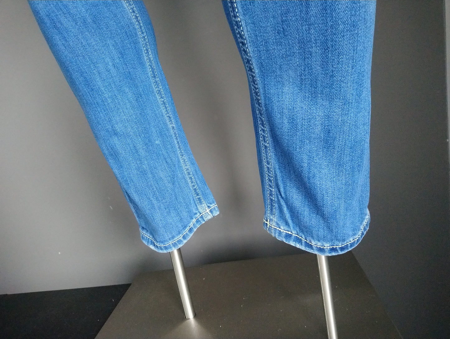 Dondup jeans. Blauw gekleurd. Maat W32 - L30. type Conway. Tappered Fit.