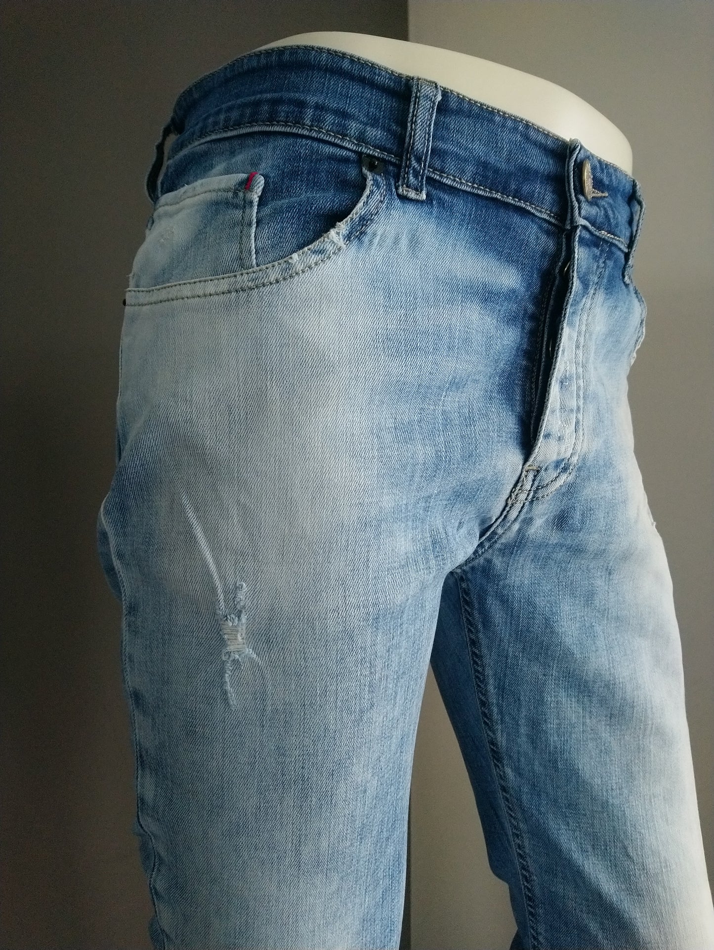 PMDS (Premium Mood Denim Superior) Jeans. Light blue colored. Size W32-L30. Stretch.