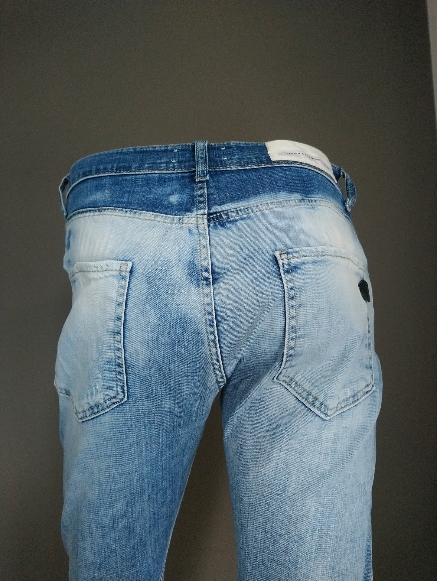 Jeans PMD (Premium Mood Denim Superior). Couleur bleu clair. Taille W32-L30. Extensible.