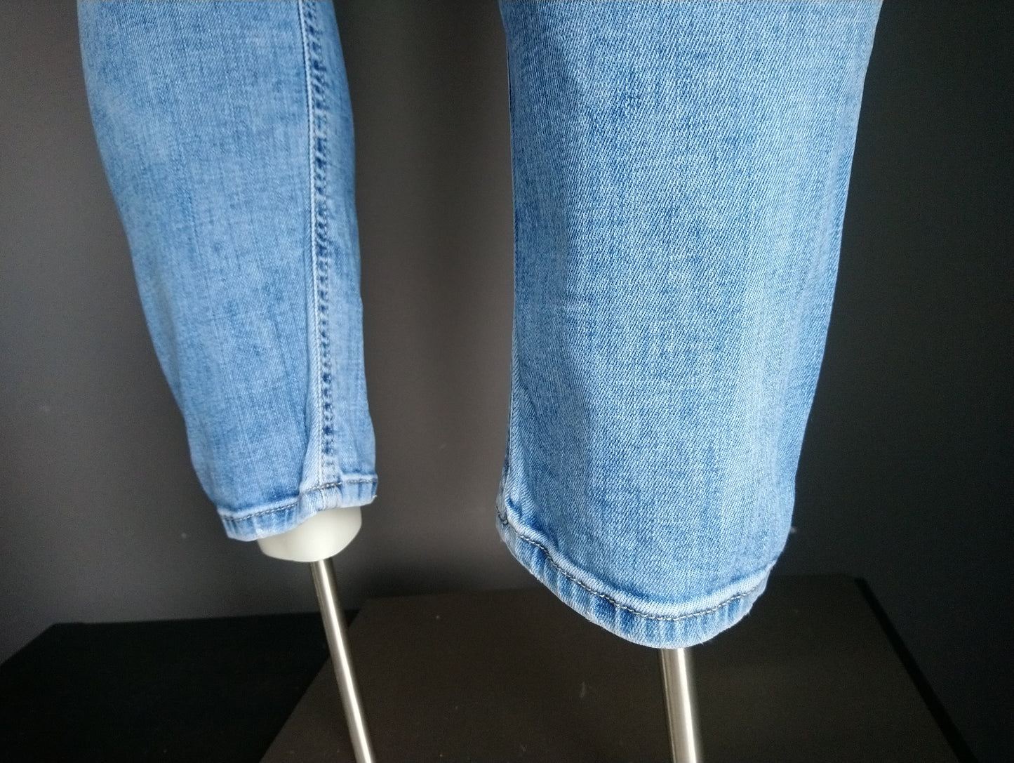 PMDS (Premium Mood Denim Superior) Jeans. Color azul claro. Tamaño W32-L30. Estirar.