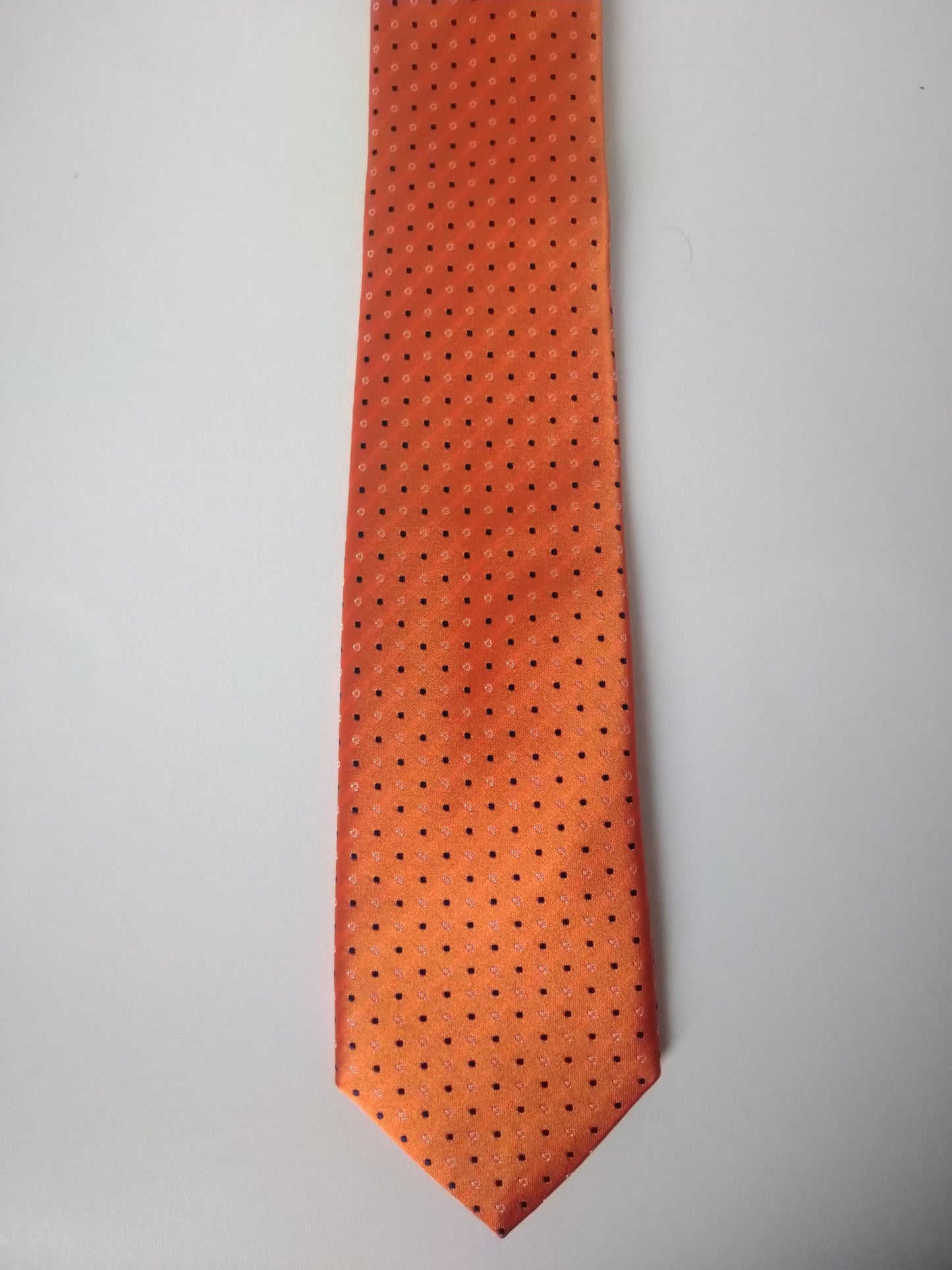 Cravatta di eton. Colore arancione. 100% di seta.