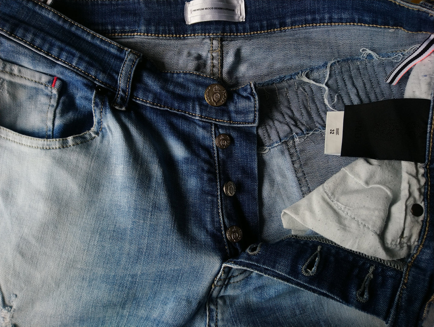 PMDS (Premium Mood Denim Superior) Jeans. Hellblau gefärbt. Größe W32-L30. Strecken.