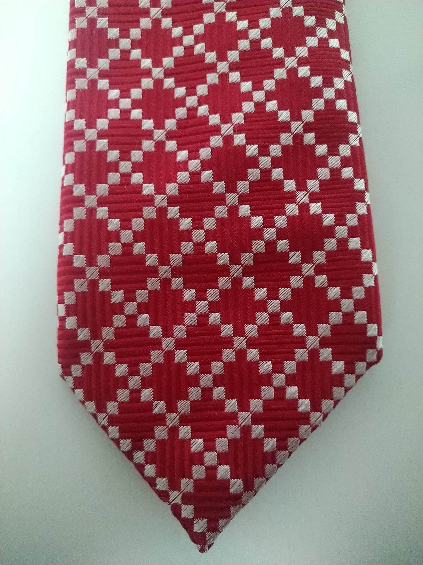 Segni & Disegni-Krawatte. Rotes weißes Motiv. 100% Seide.