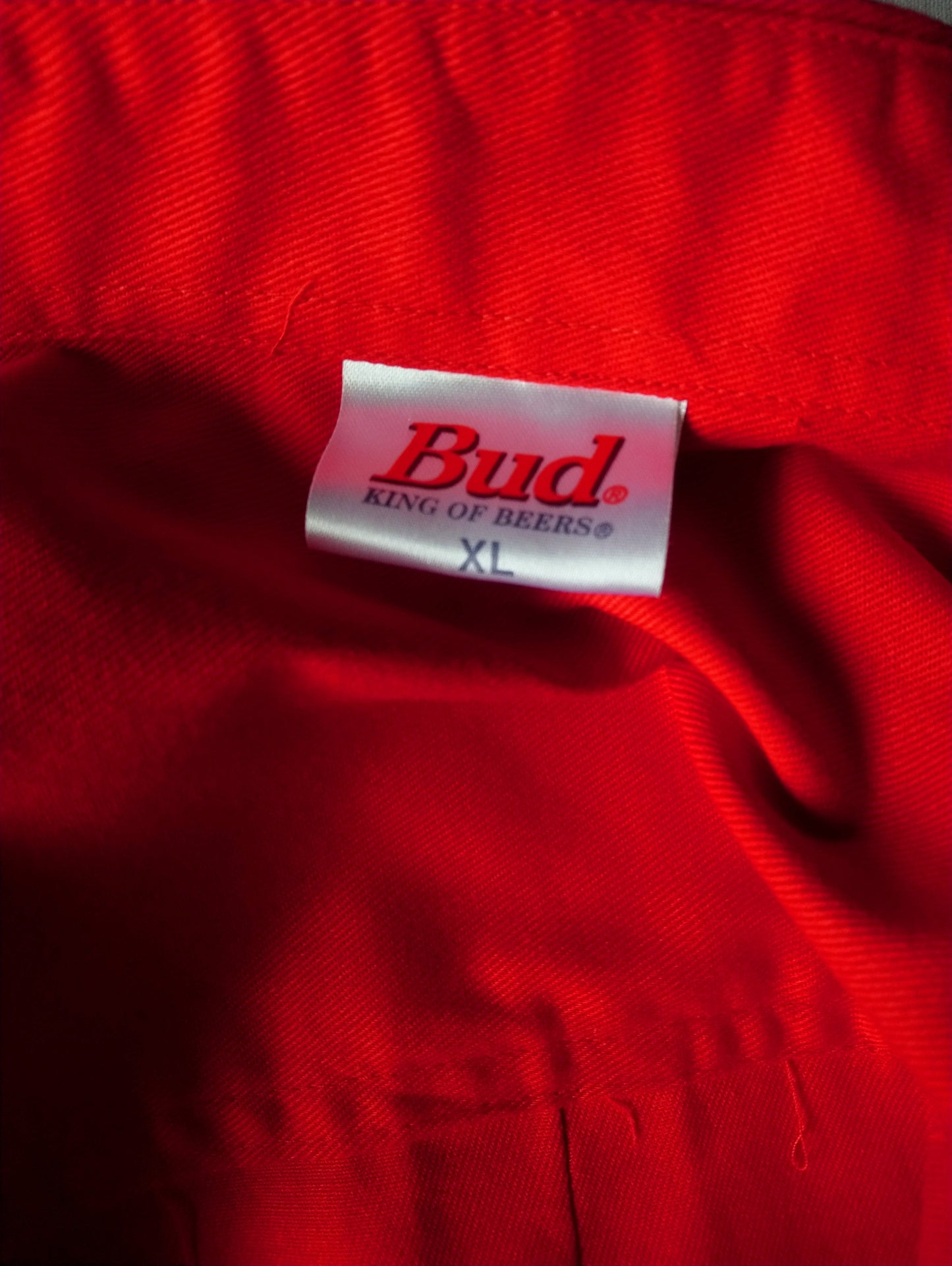 Bud / Budweiser "King of Beer" overhemd. Rood gekleurd. Maat XL. dikkere stof. Nieuw!!