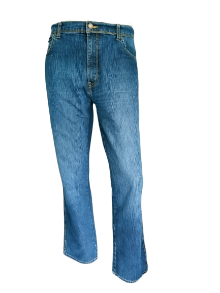 Wrangler jeans. Dark blue colored. Size W38 - L32. Regular fit.