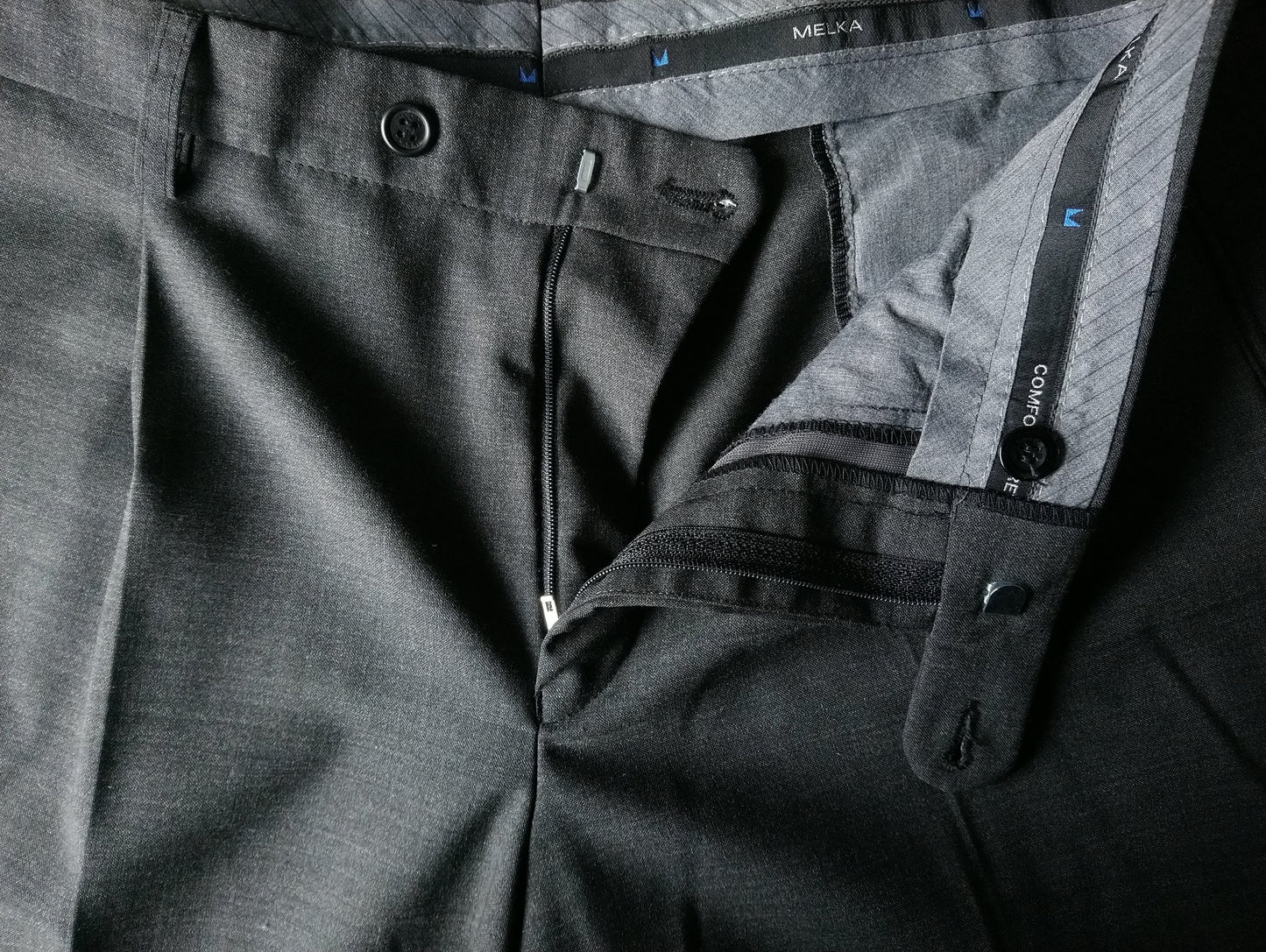 Melka Wollen Pantalon met omslag. Donker Grijs gekleurd. Maat 27 (54 / XL). 52% Wol.