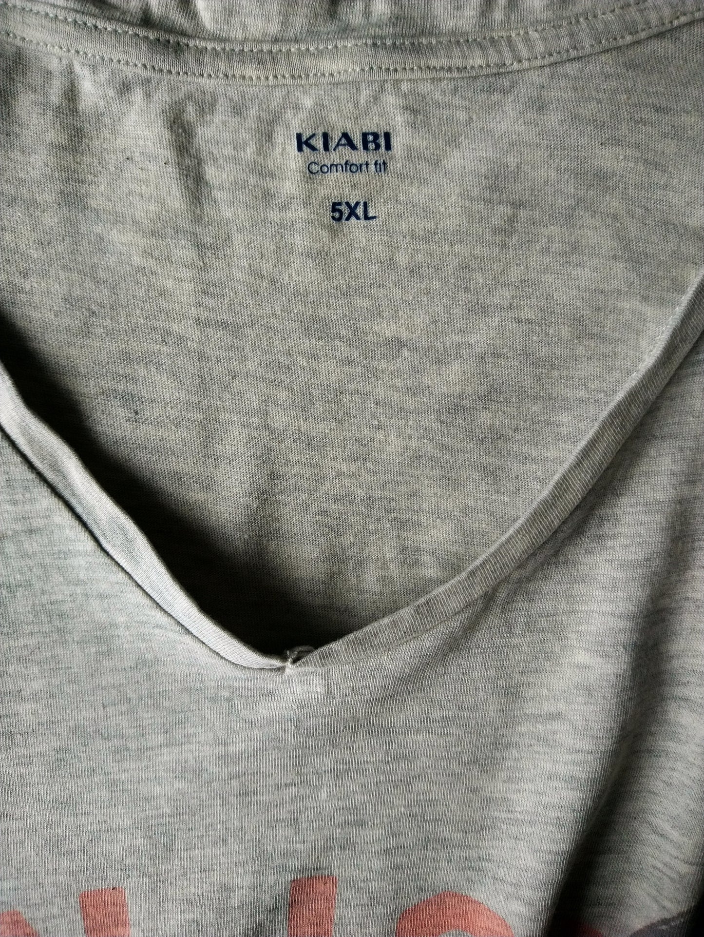 Kiabi shirt met V-hals. Beige Grijs gemêleerd met opdruk. Maat 5XL / XXXXXL. Comfort Fit.