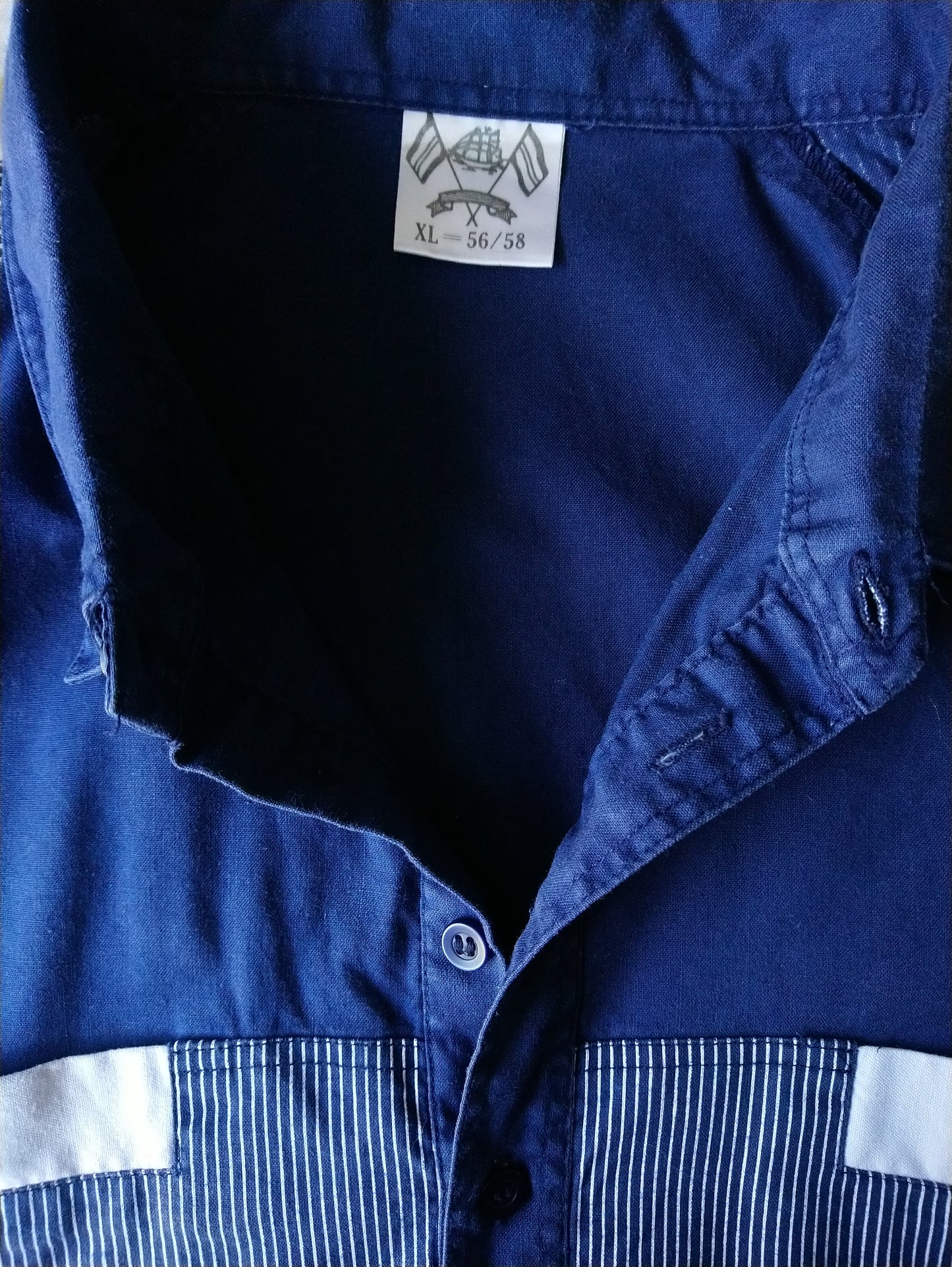 Polo vintage avec bande élastique. Couleur blanc bleu. Taille xl / xxl-2xl.