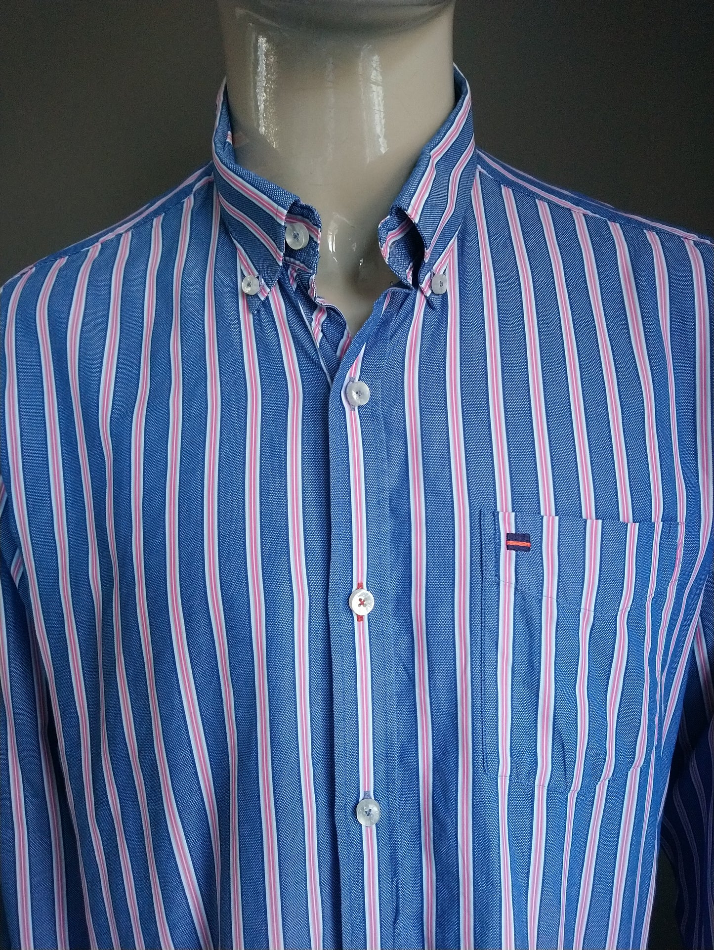 Shirt all'avanguardia. Strisce bianche rosa blu. Taglia XL. Adattamento regolare.
