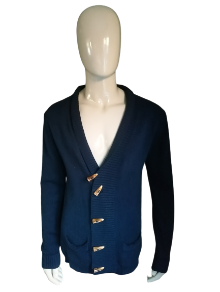 Cardigan Zara Man avec boutons. De couleur bleu foncé. Taille L. Coupe slim.