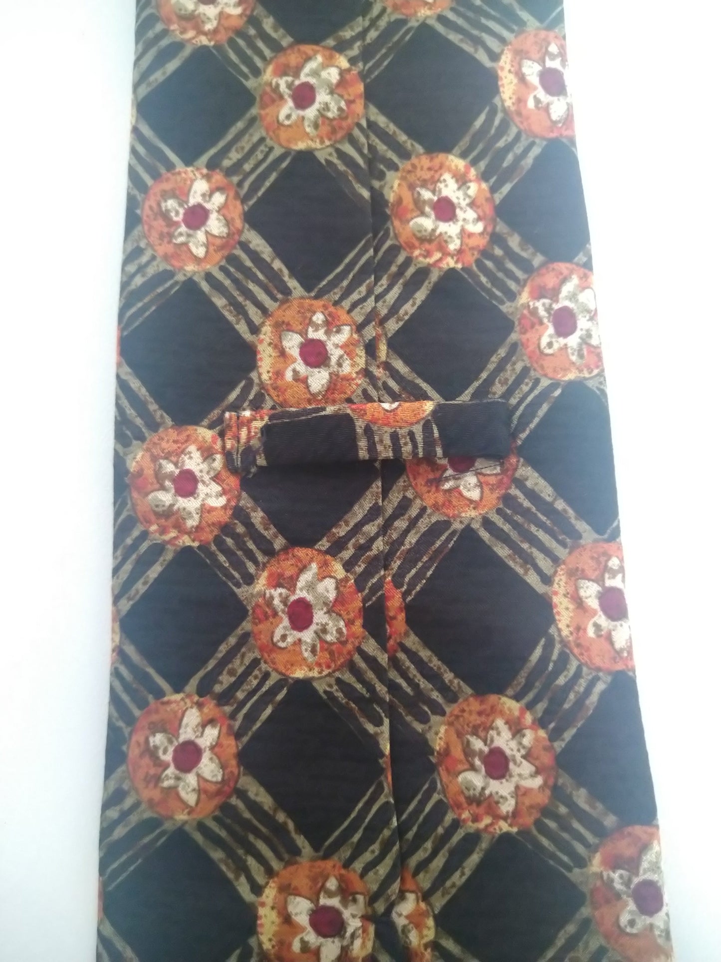 Corbata vintage. Motivo rojo naranja negro, seda