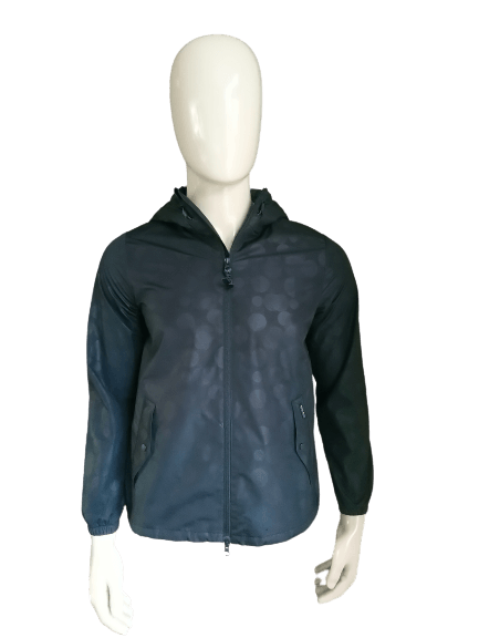 B keus: Woolrich zomerjas / tussenjas. Zwart gekleurd. Maat L. Brandgaatje - EcoGents