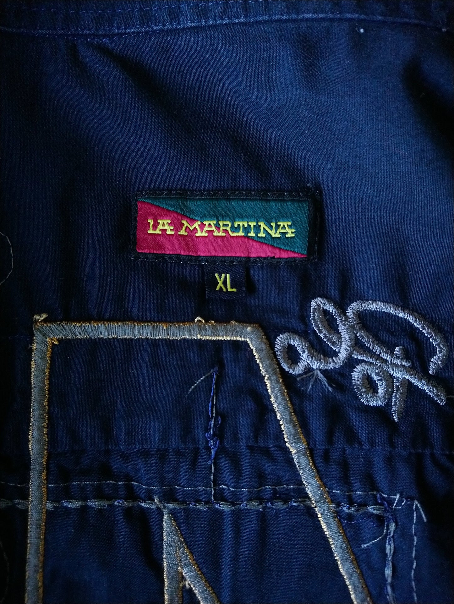 Shirt La Martina. Nero con applicazioni ricamate colorate. Taglia XL.