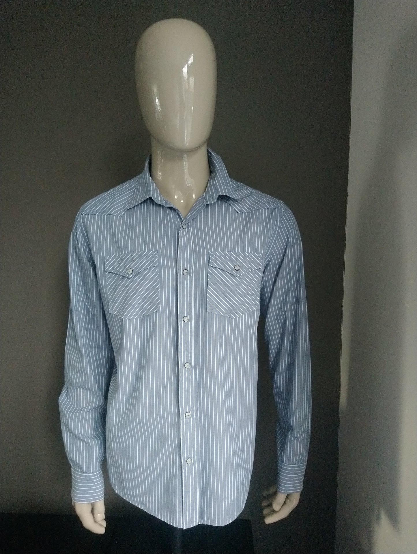 Old navy shirt with press studs. Gray white. Size XL