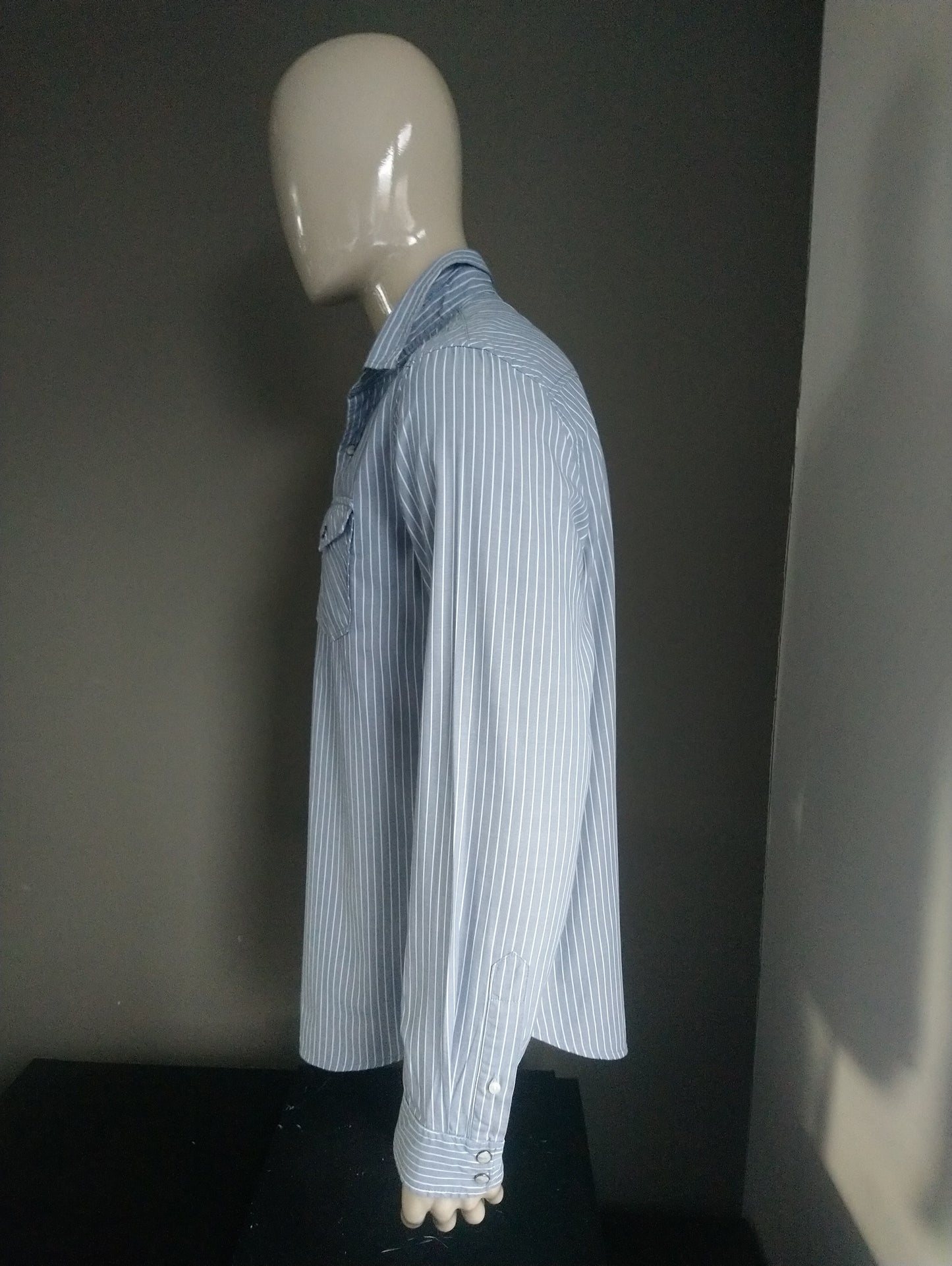 Vieille chemise marine avec des goujons de presse. Blanc gris. Taille XL