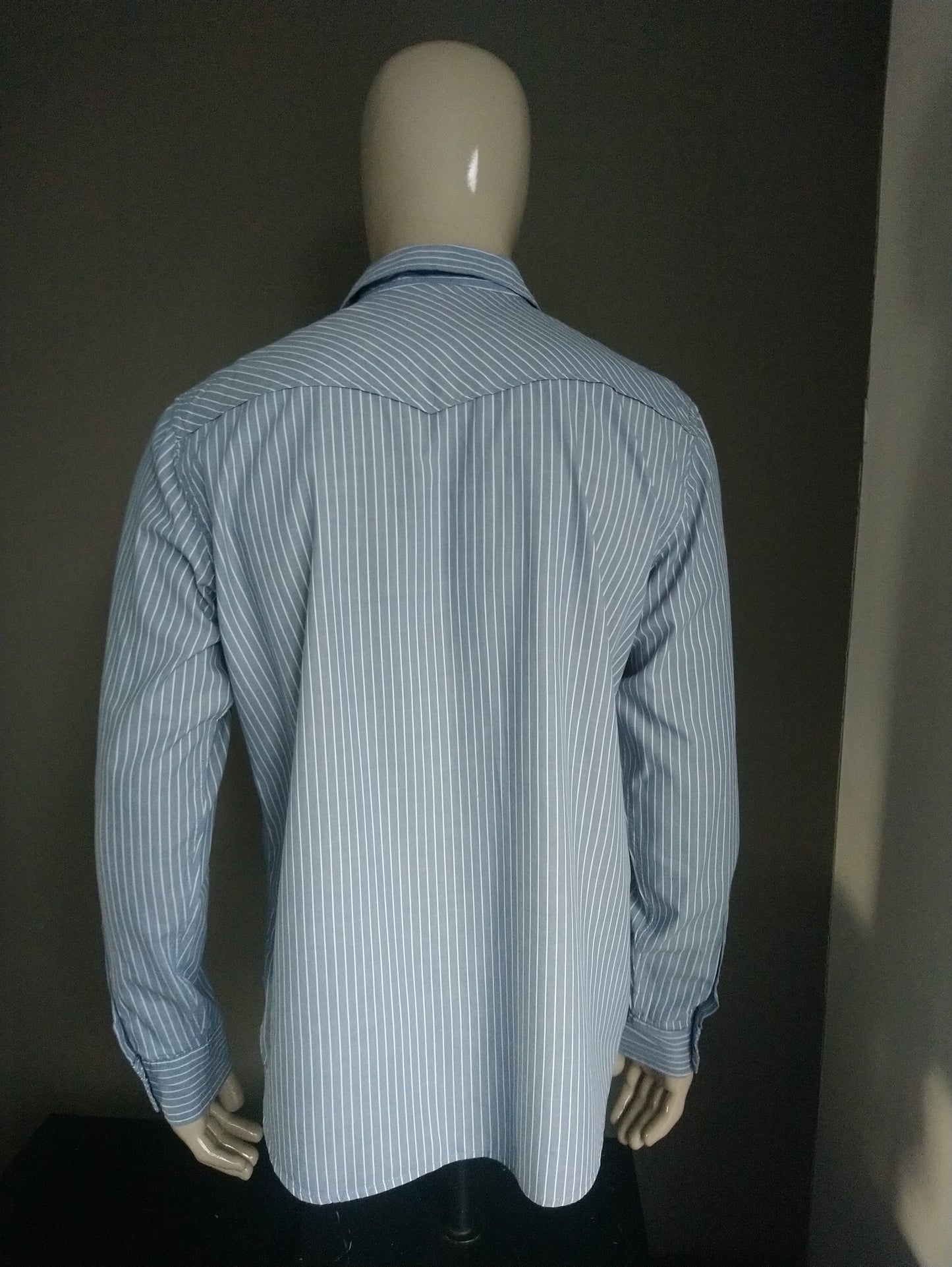 Old navy shirt with press studs. Gray white. Size XL