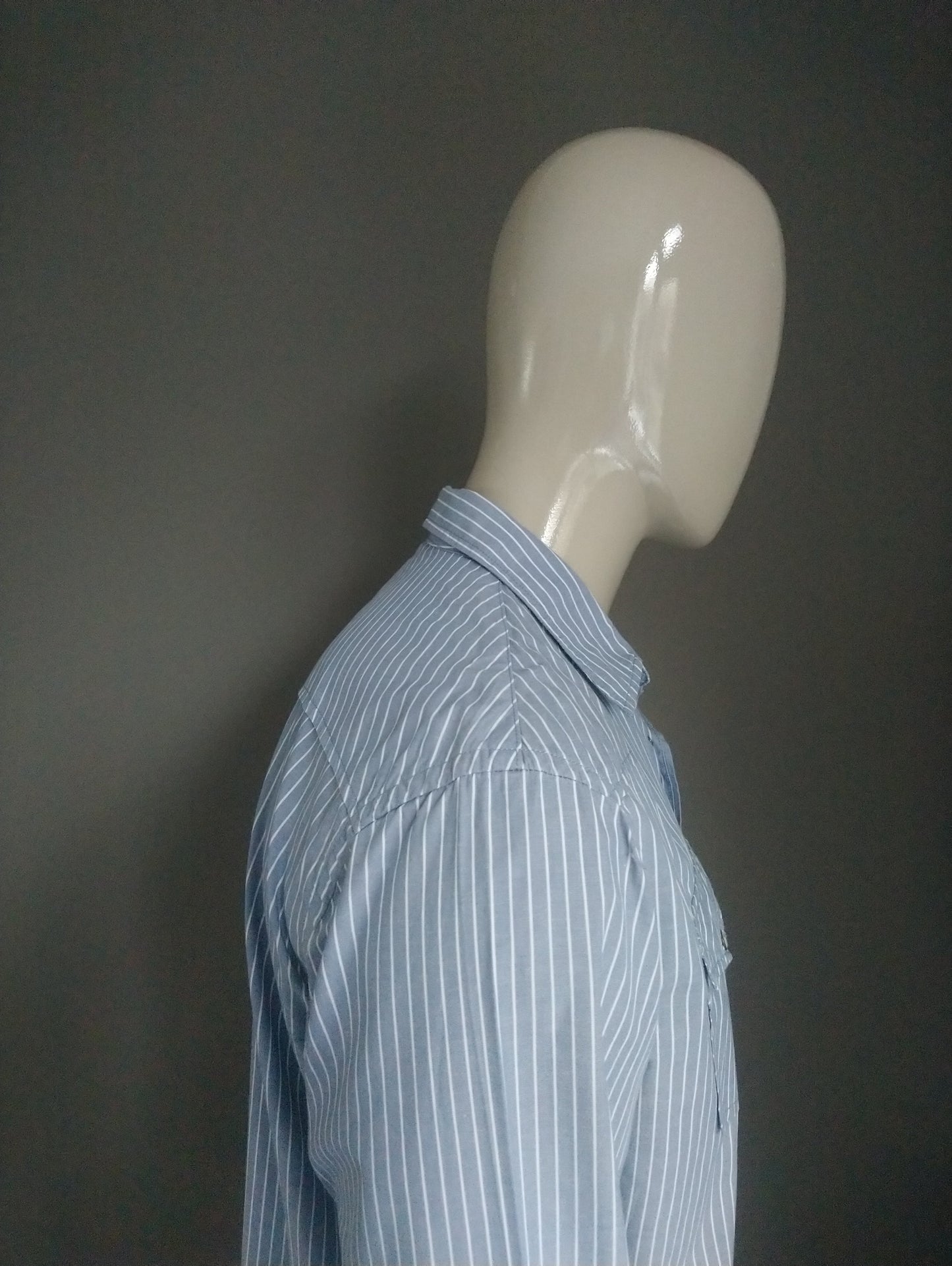Vieille chemise marine avec des goujons de presse. Blanc gris. Taille XL