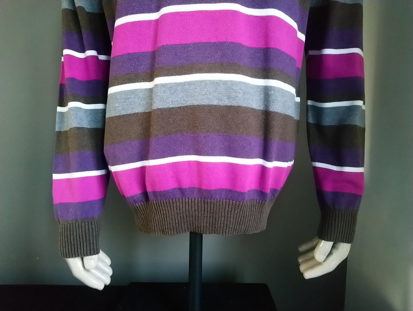 Suéter de estado de arte con cuello en V. Blanco marrón púrpura. Tamaño 2xl