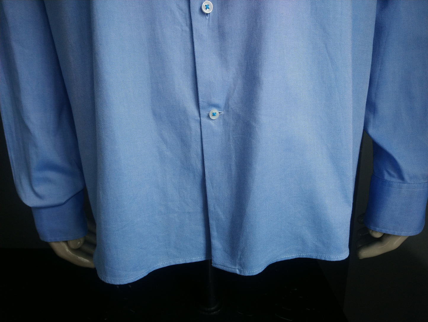 La chemise à imprimé bleu. Motif blanc bleu. Taille 3xl / xxxl.