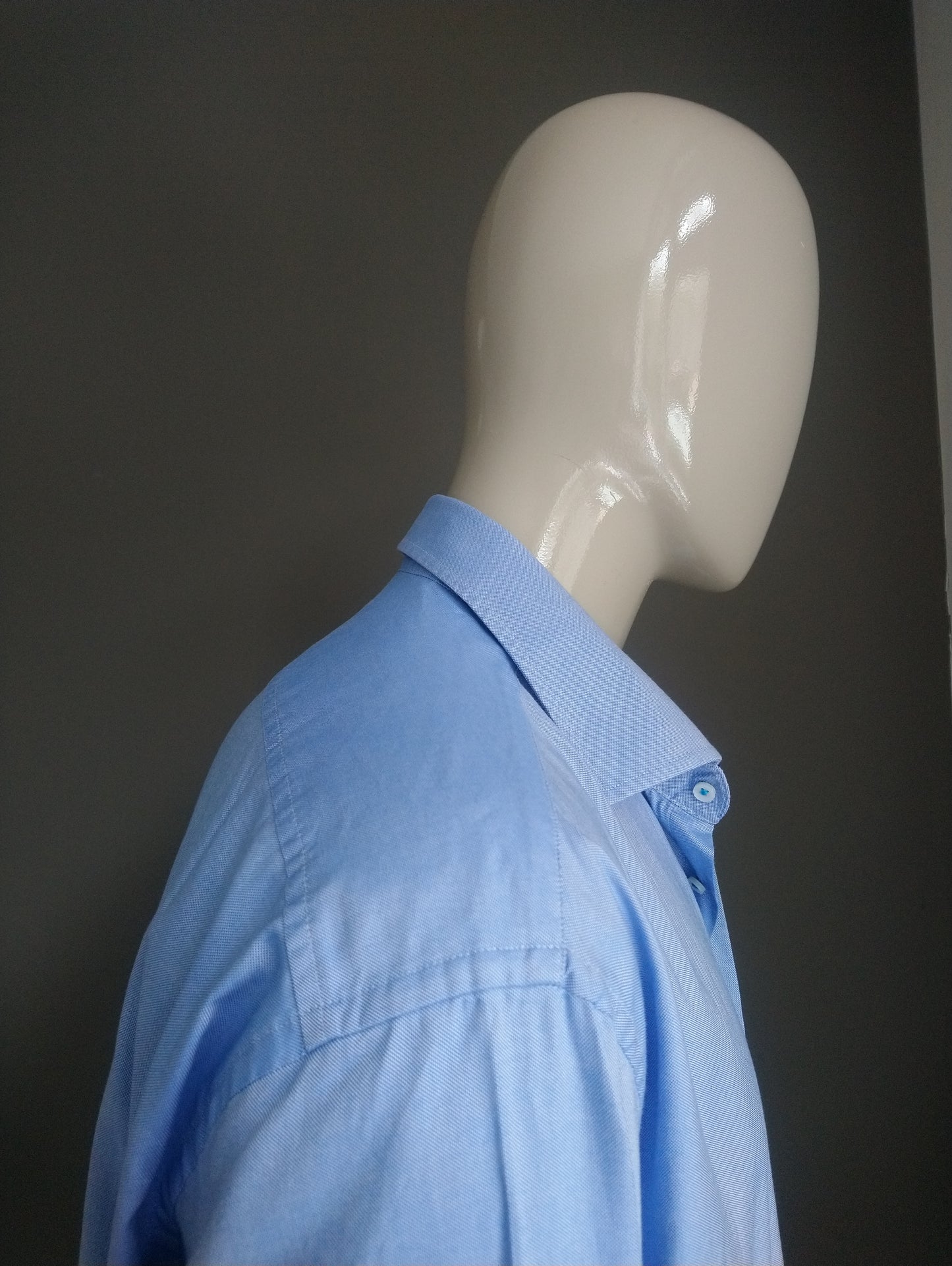 La chemise à imprimé bleu. Motif blanc bleu. Taille 3xl / xxxl.