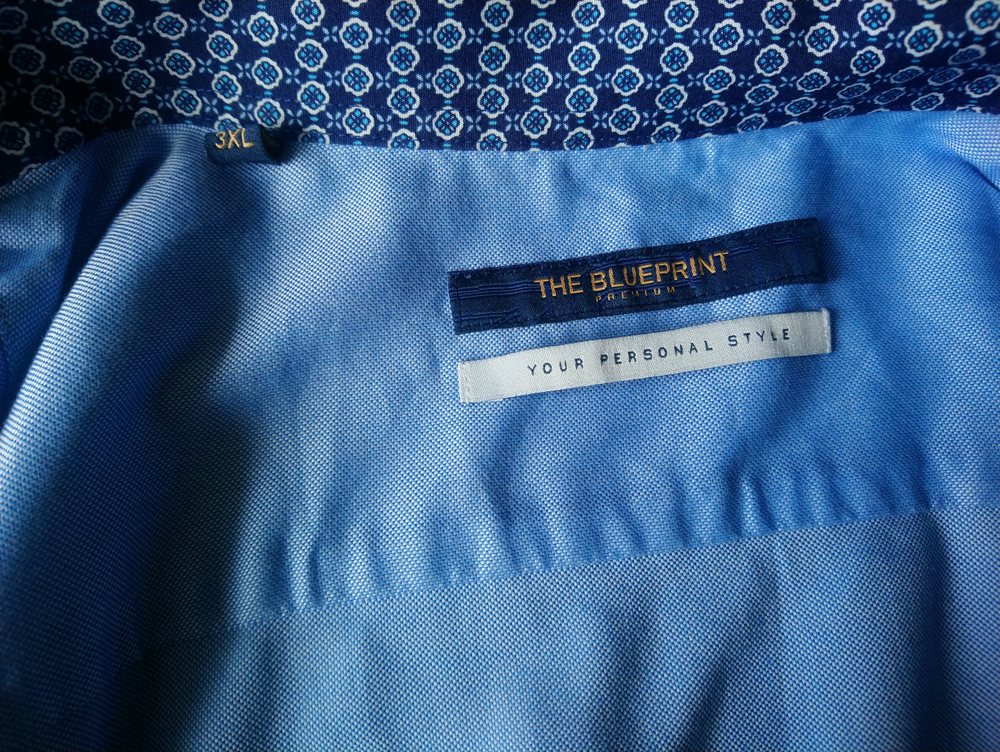 Das blau gedruckte Hemd. Blaues weißes Motiv. Größe 3xl / xxxl.