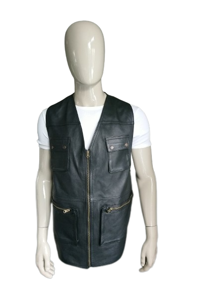 Leren Bodywarmer met zakken en rits. Zwart gekleurd. Leren achterpand. Maat L.