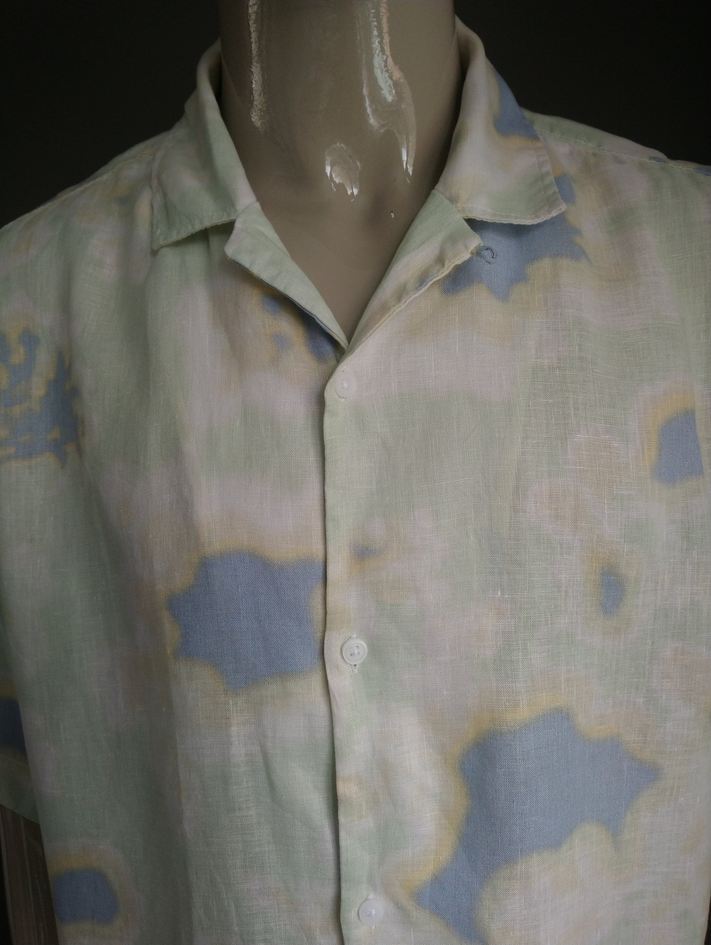 Sleeve corta della camicia di lino H&M. Colore di verde blu giallo. Dimensione 2xl / xxl. Vestibilità morbida.