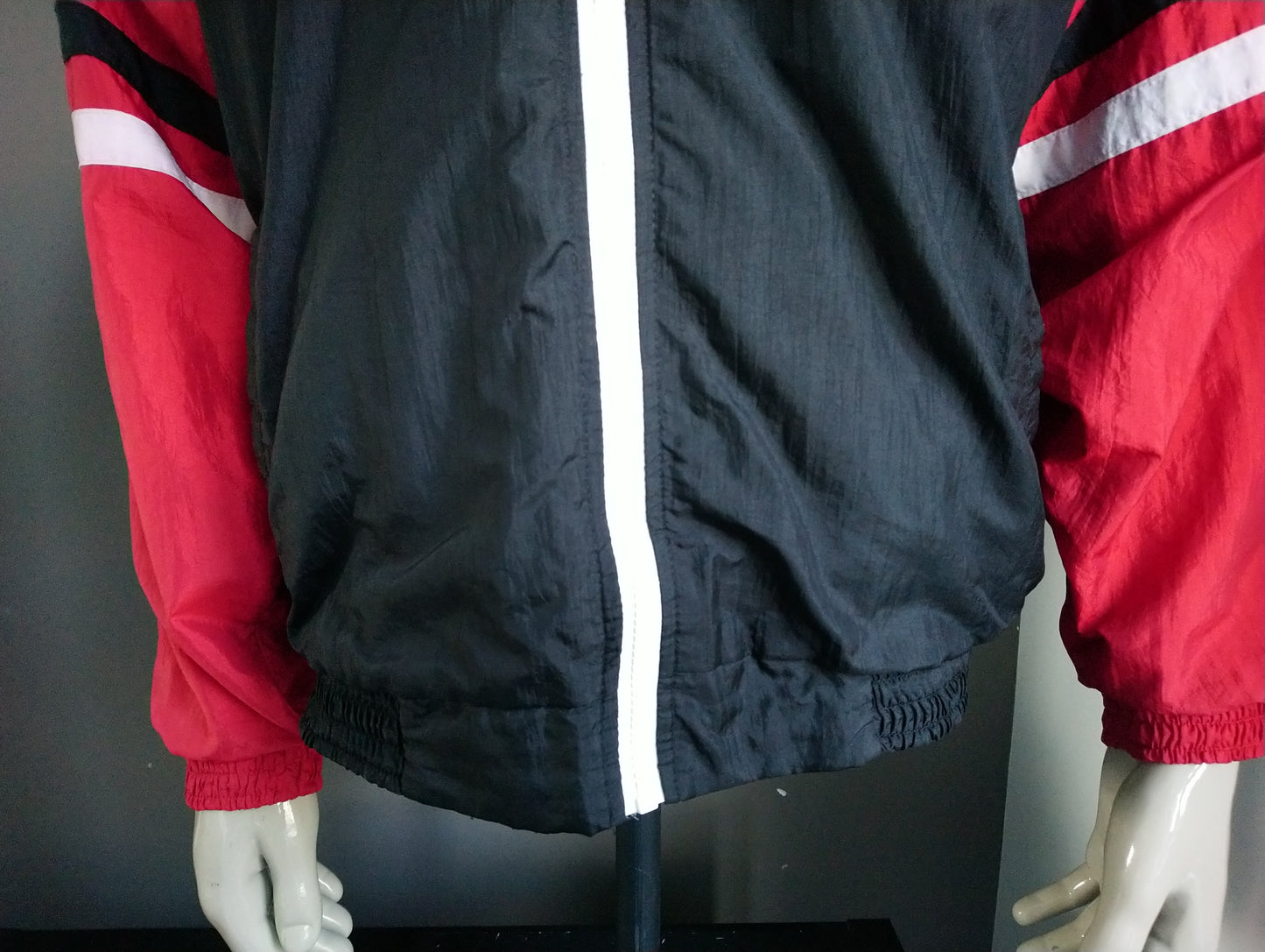 Vintage Contender 80's - 90's sportjack. Rood Zwart Wit gekleurd. Maat L / XL.