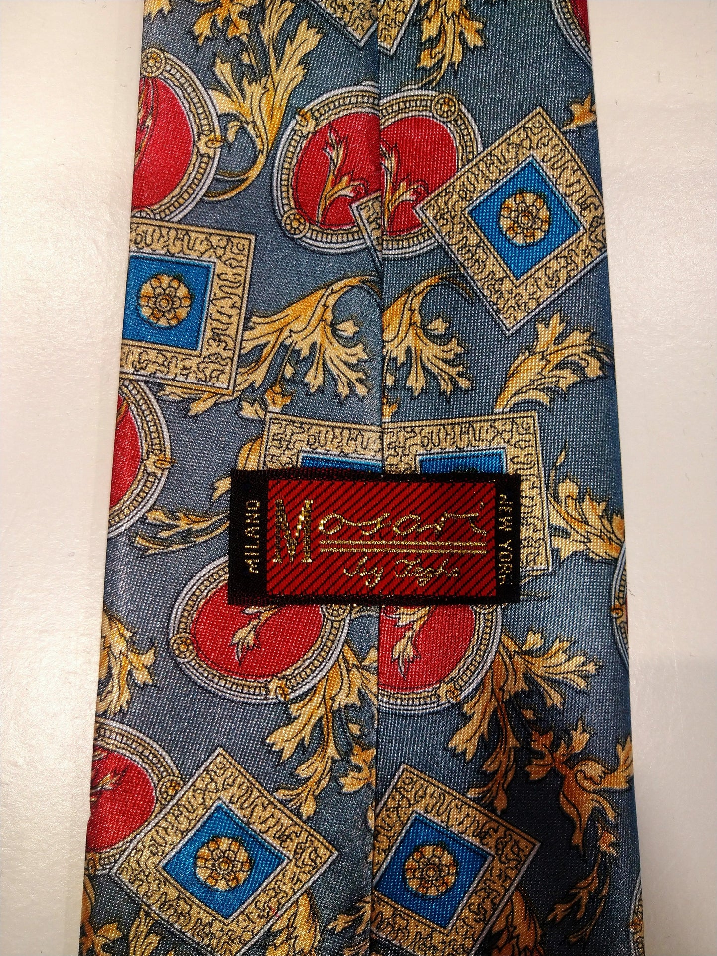 Cravatta vintage di Mosart Milano. Grigio con un bel motivo giallo, blu, rosso.