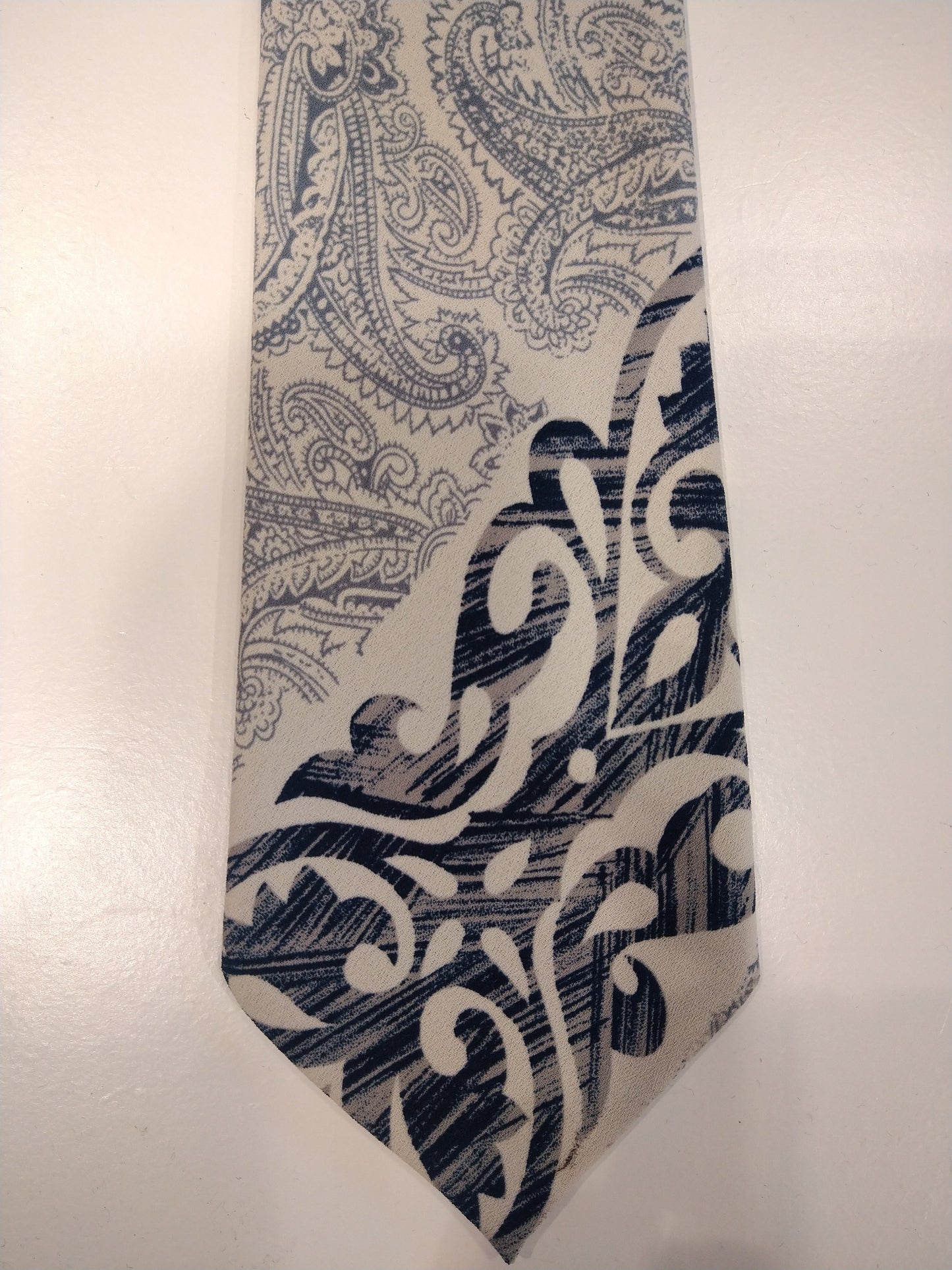 Brother's handmade vintage tie. White / blue motif. Polyester.