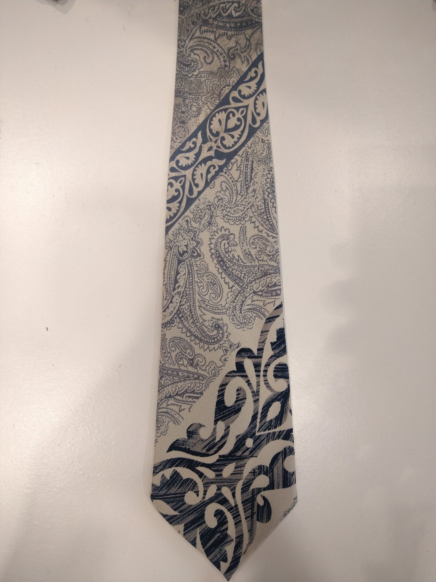 Brother's handmade vintage stropdas. Wit / blauw motief. Polyester.