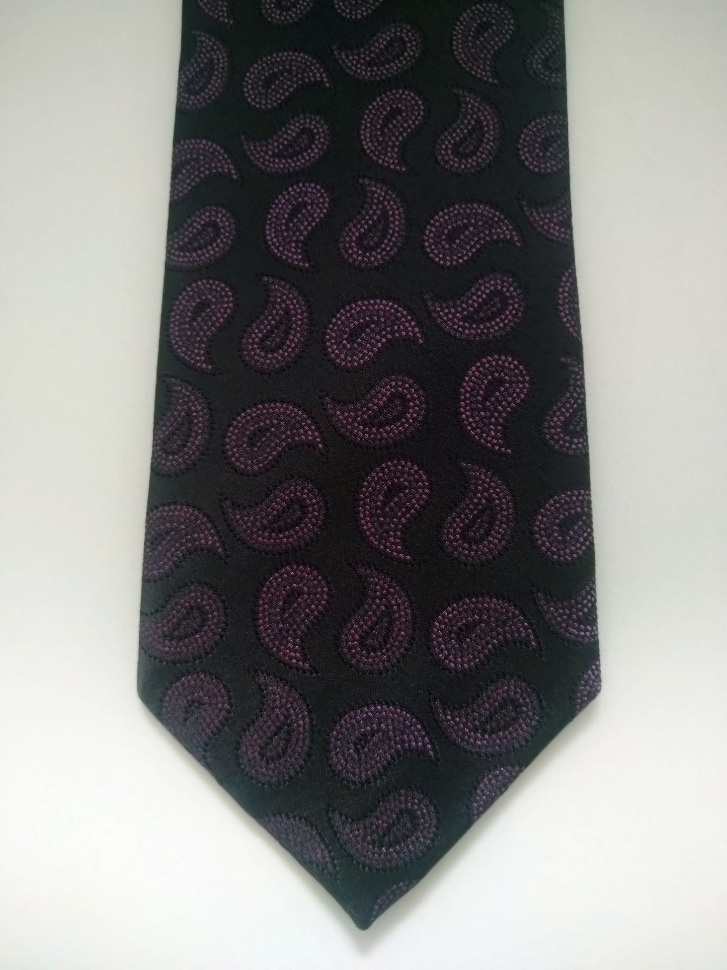 Cravate Vintage. Motif violet noir. Soie