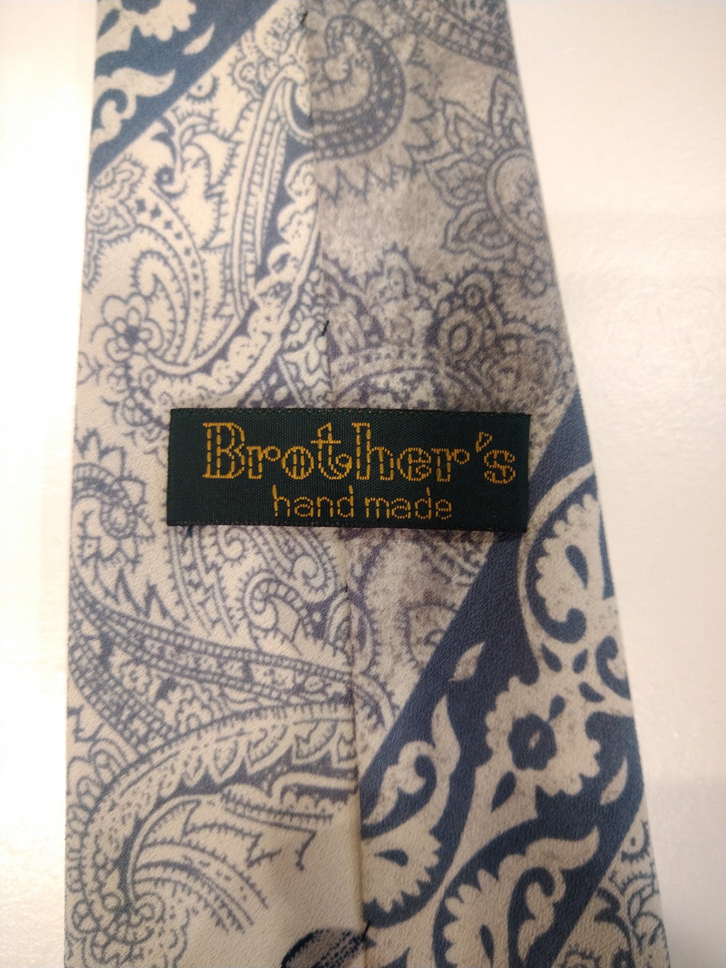 Brother's handmade vintage stropdas. Wit / blauw motief. Polyester.