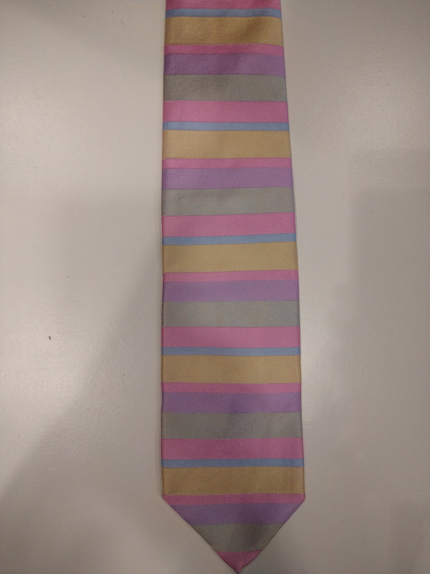 La main de Jay Pee faite dans une cravate en soie de Como. Rayé rose / violet / bleu / jaune.